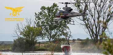 elicottero antincendio in fase di caricamento benna