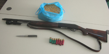 fucile e altri oggetti sotto sequestro
