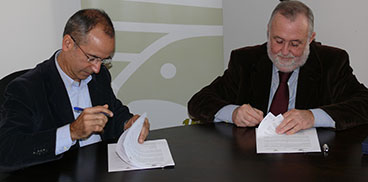Il dr. Carlo Masnata e il dr. Bruno Simola alla firma del protocollo