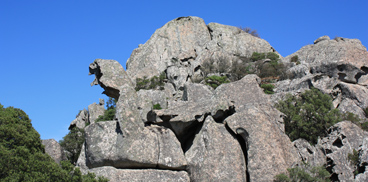 particolari forme del granito lungo il sentiero Semida