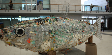 L'enorme pesce realizzato con la plastica inquinante recuperata in mare, esposto al coastDay 2009