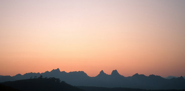 Aggius, tramonto dietro le cime dei monti 