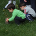 scelta delle piantine: l'epilogo della giornata dell'Albero vede i bambini impegnati a scegliere la piantina da accudire a casa