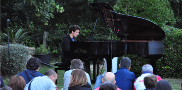 Il pianista durante il concerto