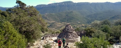 un trek verso il meraviglioso pinnetto di sos Mojos, sullo sfondo la valle di Oddoene e Dorgali