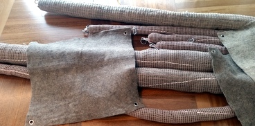 Dettagli di cuscini (booms) e tessuti in lana per la depurazione
