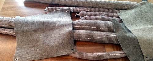 Dettagli di cuscini (booms) e tessuti in lana per la depurazione