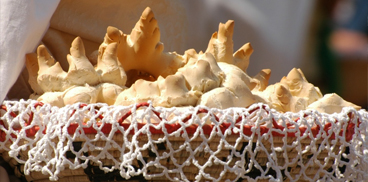 Cesto pieno di pane tradizionale, Dongu Pasqualina