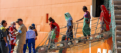 Sbarco migranti al porto di Cagliari