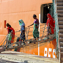 Sbarco migranti al porto di Cagliari
