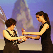 L'assessora del Turismo Barbara Argiolas ritira il premioL'assessora del Turismo Barbara Argiolas ritira il premio Italia Traver Awards 2018