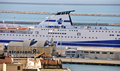 Nave tirrenia in porto a Cagliari