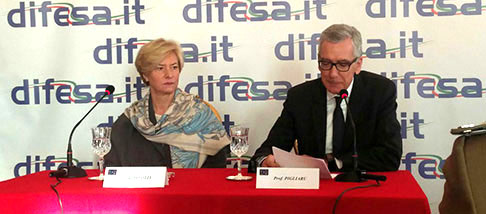 Ministero della Difesa, Francesco Pigliaru e Roberta Pinotti firmano l'intesa sulle servitù militari