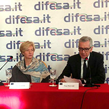 Ministero della Difesa, Francesco Pigliaru e Roberta Pinotti firmano l'intesa sulle servitù militari