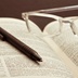 Libro, penna e occhiali 