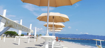 Spiaggia con ombrelloni